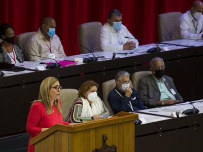 Meisi Bolaños Weiss, ministra de Finanzas y Precios, en el Parlamento cubano