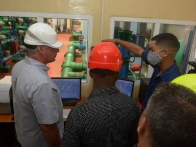 Presidente cubano recorrió las centrales termoeléctricas