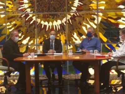 El presidente, el primer ministro y el vice primer ministro cubanos comparecen en la Mesa Redonda este jueves 11 de junio de 2020.