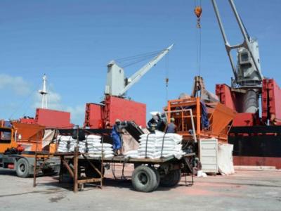 La cadena puerto transporte economía interna lleva con rigor una serie de medidas con el fin de no detener el flujo de mercancías básicas para la población. 