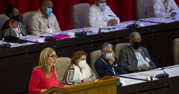 Meisi Bolaños Weiss, ministra de Finanzas y Precios, en el Parlamento cubano