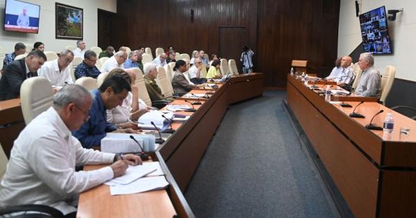 Llama Díaz-Canel a atenuar los daños que pueda ocasionar el ciclón Rafael