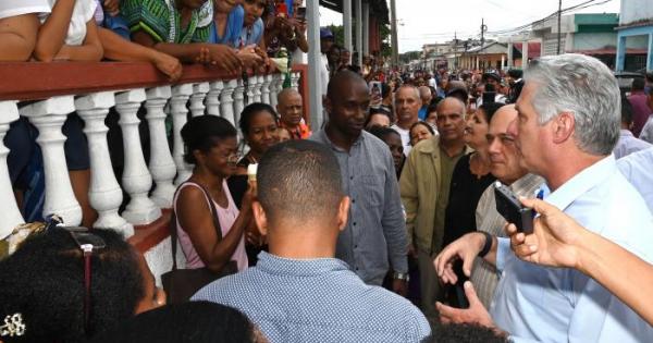 En la calle y con la gente, se habla de economía